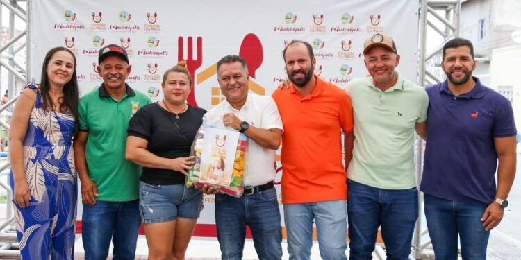 Monteirópolis: prefeito Mailson Mendonça participa da primeira entrega de cestas básicas do ano pelo Programa Comida Na Mesa