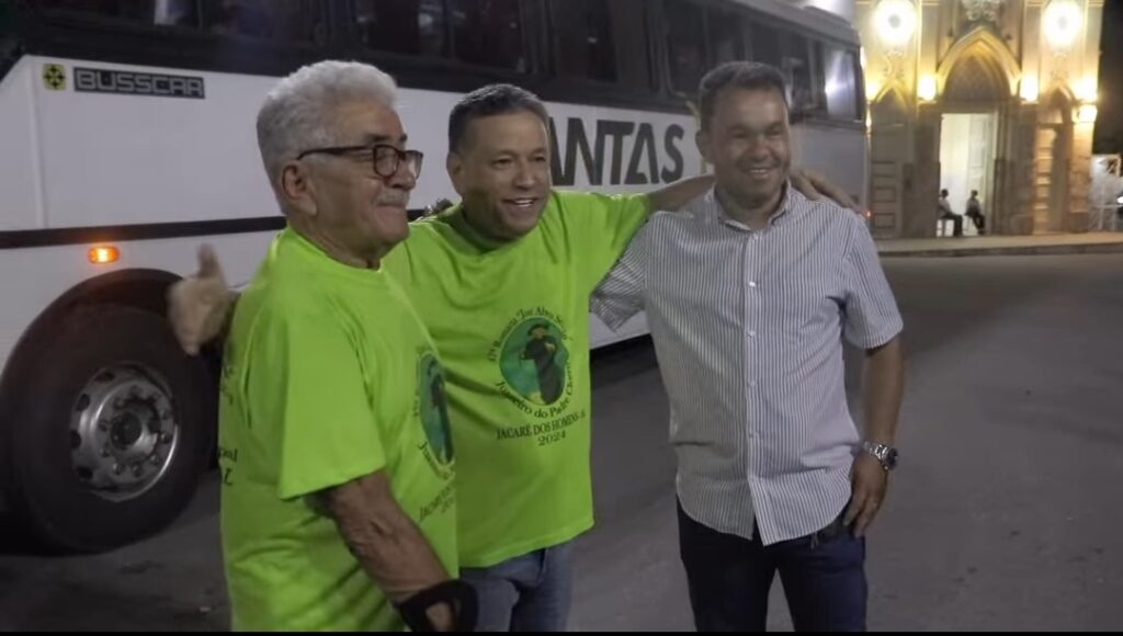 Jacaré dos Homens: prefeito acompanha saída de romeiros em direção a Juazeiro do Norte