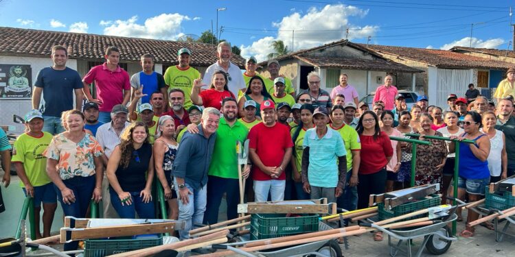 Trabalhadores rurais de Viçosa recebem mais de 180 kits agrícolas