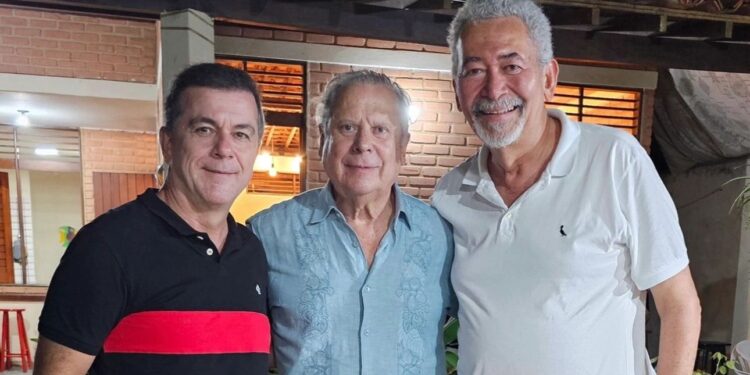 Verão em AL: ex-ministro se reúne com deputados