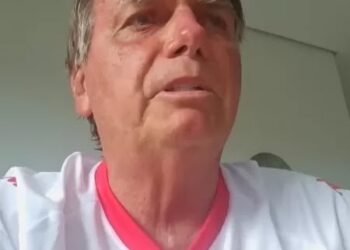 Bolsonaro acusa Lula e Moraes de “Perseguição Implacável” em meio à operação contra Carlos