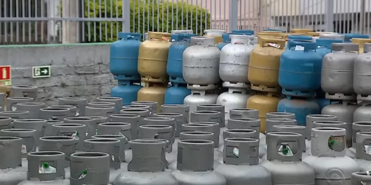 Preço do gás de cozinha sobe 23,6% e da gasolina, 9,4% em um ano em AL