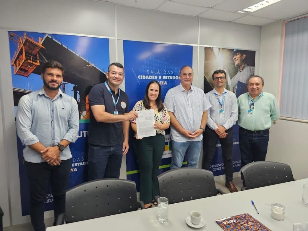 Prefeita de Santana assina contrato de repasse para pavimentar ruas no município