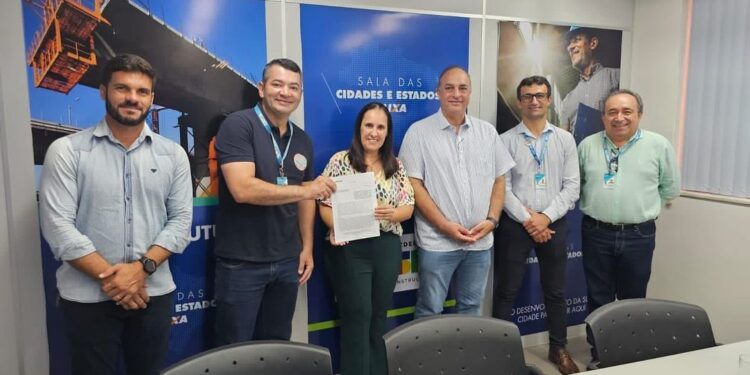 Prefeita de Santana assina contrato de repasse para pavimentar ruas no município