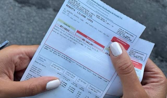 Conta de luz vai subir mais que a inflação em 2024, diz Aneel