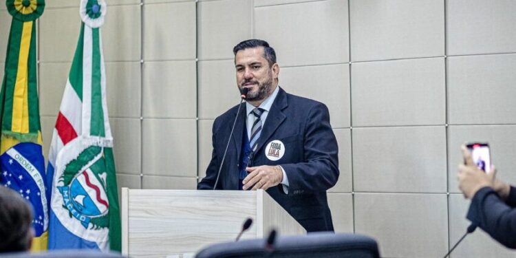 Leonardo Dias apresenta lei que multa para quem consumir maconha em espaços públicos