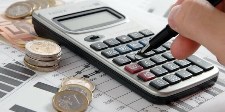 Pesquisa Revela: 63% dos Trabalhadores com Carteira Assinada Enfrentam Dificuldades Financeiras no Brasil