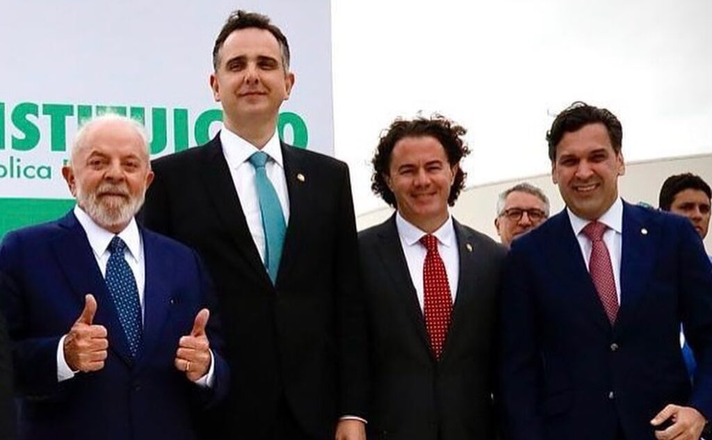 Isnaldo Bulhões participa de ato pró democracia na Praça dos Três Poderes