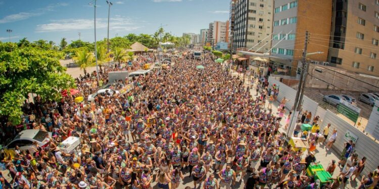Infectologista do HGE orienta foliões sobre os riscos de contrair a doença do beijo durante o Carnaval