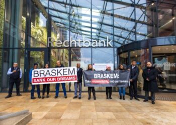 Vítimas da Braskem protestam em frente à Corte de Roterdã, na Holanda