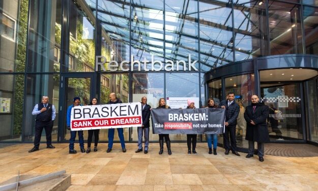 Vítimas da Braskem protestam em frente à Corte de Roterdã, na Holanda