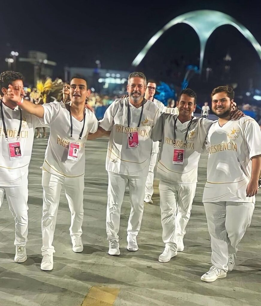 Arthur Lira e JHC “dançam juntos” no Carnaval da Sapucaí