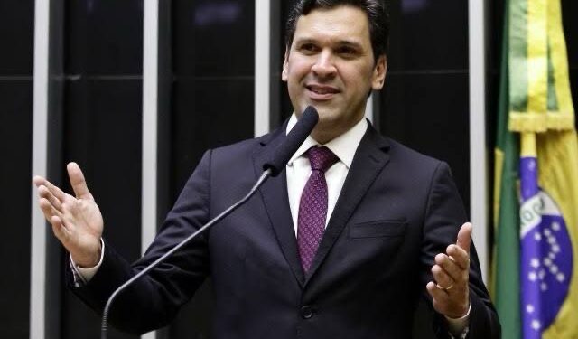Isnaldo Bulhões é o único do MDB citado para substituir Arthur Lira na presidência da Câmara