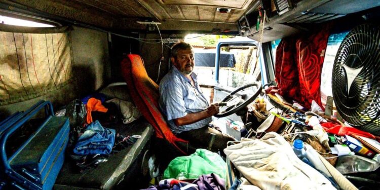 Caminhoneiro completa três anos morando dentro de veículo em Maceió