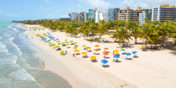 Turismo é o setor que lidera criação de empregos em Maceió