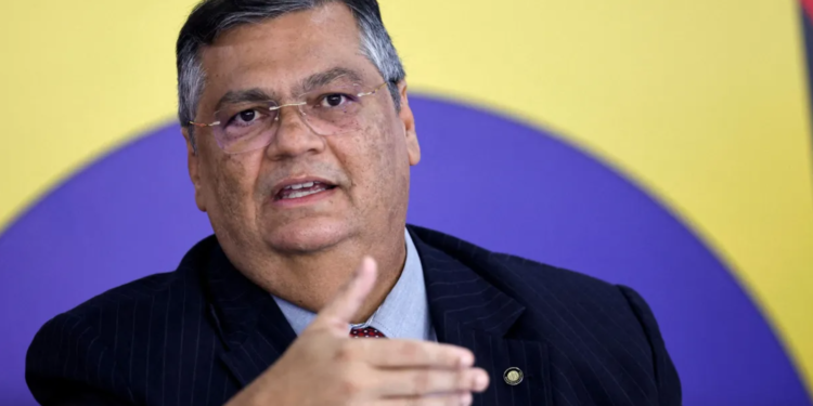 Flávio Dino quer fim da aposentadoria compulsória de juízes e militares