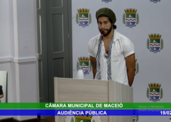 Homem que se identifica como “novo artista” chama sessão na Câmara de Maceió de “entediante”