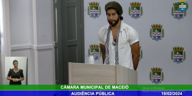 Homem que se identifica como “novo artista” chama sessão na Câmara de Maceió de “entediante”