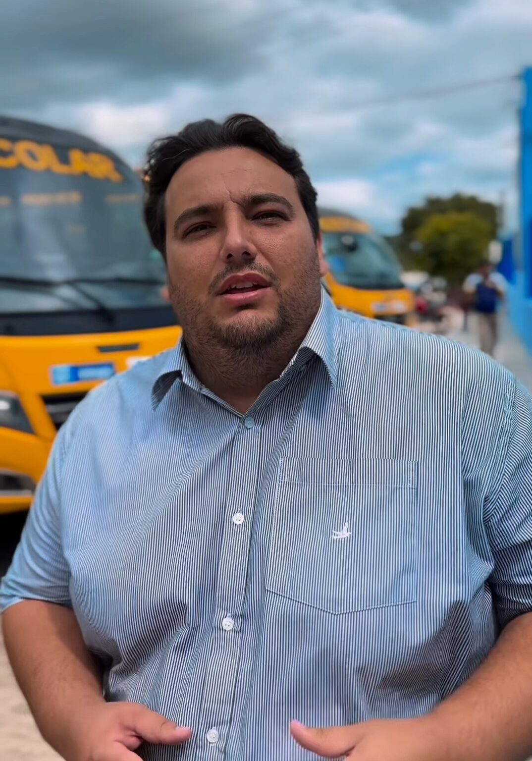 Prefeito Tenorinho Malta realiza entrega de 5 micro-ônibus para escolas de Inhapi
