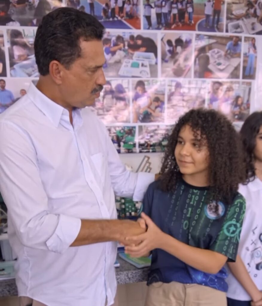 Limoeiro de Anadia: prefeito participa da comemoração de bolsa para aluna do município em Mostra Nacional de Robótica