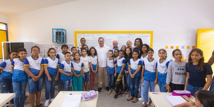 Luciano entrega escola no Planalto e anuncia inauguração de creche no Residencial Agreste