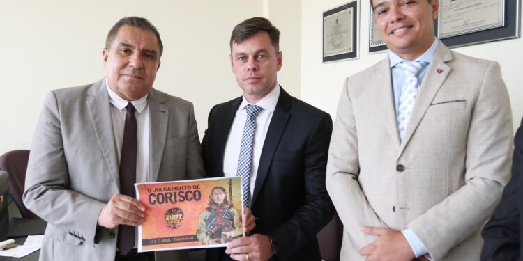 Inácio Loiola é convidado da OAB para julgar Corisco em Piranhas⠀⠀O deputado Inácio Loiola (MDB) recebeu nesta quarta-feira, 28, no gabinete na Assembleia Legislativa, a visita do presidente da Ordem dos Advogados do Brasil – Seccional Alagoas, Vagner Paes, e do advogado criminalista Hugo Trauzola. Na pauta, um convite para participar como palestrante do Júri Épico, edição 1º de 2024, que fará o julgamento de Corisco, membro do grupo de Lampião. ⠀⠀O evento acontecerá nos dias 12 e 13 de abril, na cidade de Piranhas, destacando o acontecimento na Fazenda Patos, onde Corisco cometeu o massacre da família Ventura induzido pelo coiteiro Joca, para supostamente vingar a morte de Lampião, de Maria Bonita e de alguns cangaceiros de seu bando, na Grota de Angicos, em Poço Redondo, Sergipe.⠀⠀O parlamentar sertanejo agradeceu o convite e citou: “Nessa fazenda, situada no município de Piranhas, no dia 2 de agosto de 1938, cinco dias após a morte de Lampião, Corisco dizimou a família Domingos dos Patos, achando que tinha delatado o esconderijo de Lampião. Agora, teremos a oportunidade de fazer esse julgamento”, afirmou. ⠀⠀De acordo com Vagner Paes, o objetivo do Júri Épico histórico é gerar uma comunicação entre o direito, a cultura e a arte. “O projeto reunirá grandes juristas, historiadores, artistas, músicos e atores, no anseio de valorizar a arte, a cultura, tradições e valores locais sem perspectiva de reescrever a história, mas de despertar a interdisciplinaridade”, disse. ⠀⠀O projeto reúne anualmente grandes nomes do cenário jurídico nacional para a realização de um Tribunal de Júri, com temática de cunho histórico, social ou literário, para que de forma interdisciplinar, a ciência do direito ganhe vivacidade, despertando na comunidade acadêmica e nos profissionais da área o encantamento pela argumentação e a capacidade de ampliação do conhecimento, de modo que perpasse o contexto artístico, cultural, filosófico e antropológico. ⠀⠀O Júri Épico já realizou julgamento de várias personalidades históricas, tais como o Padre Cícero, João Grilo e o próprio Lampião. Trata-se de um evento de cunho processual, no qual haverá o conselho de sentença, que emitirá o veredito, acerca das acusações que pesam contra o réu. Haverá a participação de atores que encenarão os personagens primordiais do caso.⠀⠀Por Assessoria.