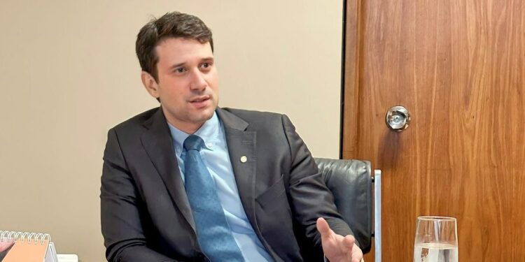 Combate ao câncer e fortalecimento do SUS é tema de novo artigo do deputado Daniel Barbosa