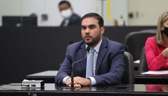 Assembleia se prepara para a saída de um Maia e para a chegada de outro Maia