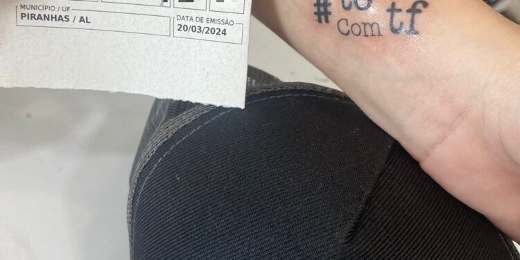 Eleitora faz tatuagem em homenagem ao prefeito Tiago Freitas