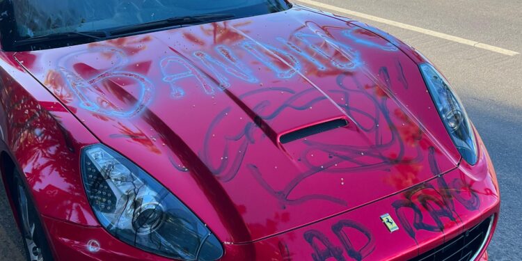 Ferrari avaliada em mais de R$1 milhão é abandonada na orla de Maceió e intriga moradores e turistas na região