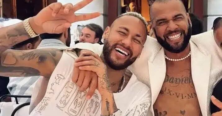 Pai de Neymar nega ajuda a Daniel Alves em carta aberta: ‘Para nós o assunto terminou’
