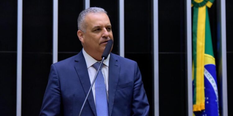 Alfredo Gaspar propõe projeto que permite instalação de cabine blindada para motorista de táxi ou aplicativo