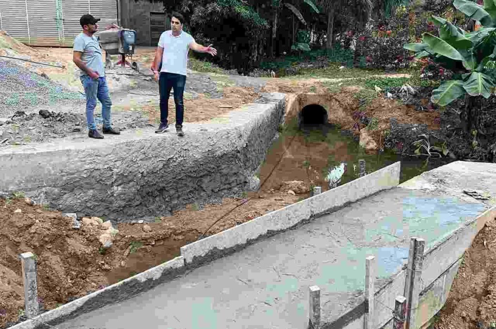 Arthur Freitas acompanha obras de construção de ponte na zona rural de Santana do Mundaú