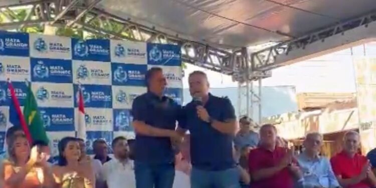 Renan Filho anuncia apoio a Mandú durante inauguração de obras em Mata Grande
