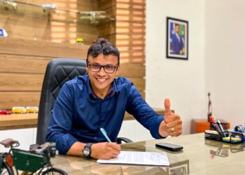 Prefeito Elisson assina projeto de lei que concede aumento de 15% para profissionais da educação escolar básica