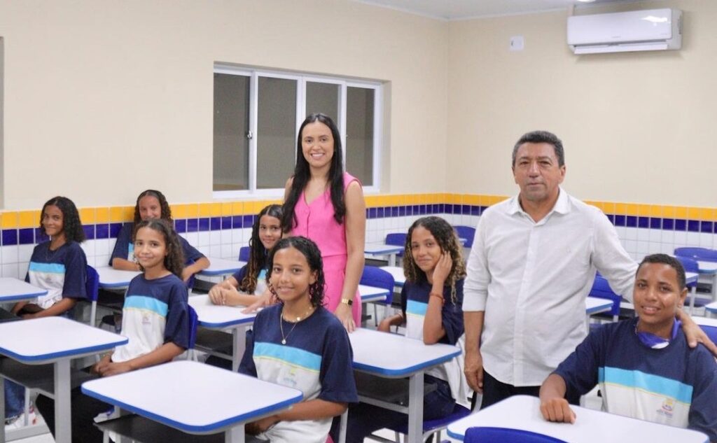 Água Branca: prefeito Zé Carlos marca presença em inauguração de escola no município