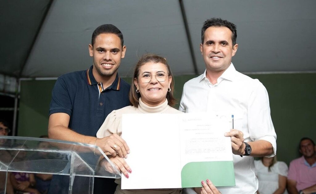 Prefeito marca presença na entrega de moradias e anuncia reforço na frota de veículos em Carneiros