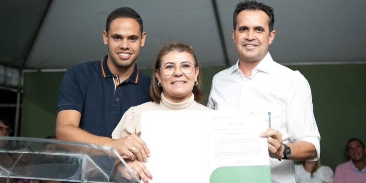 Prefeito marca presença na entrega de moradias e anuncia reforço na frota de veículos em Carneiros