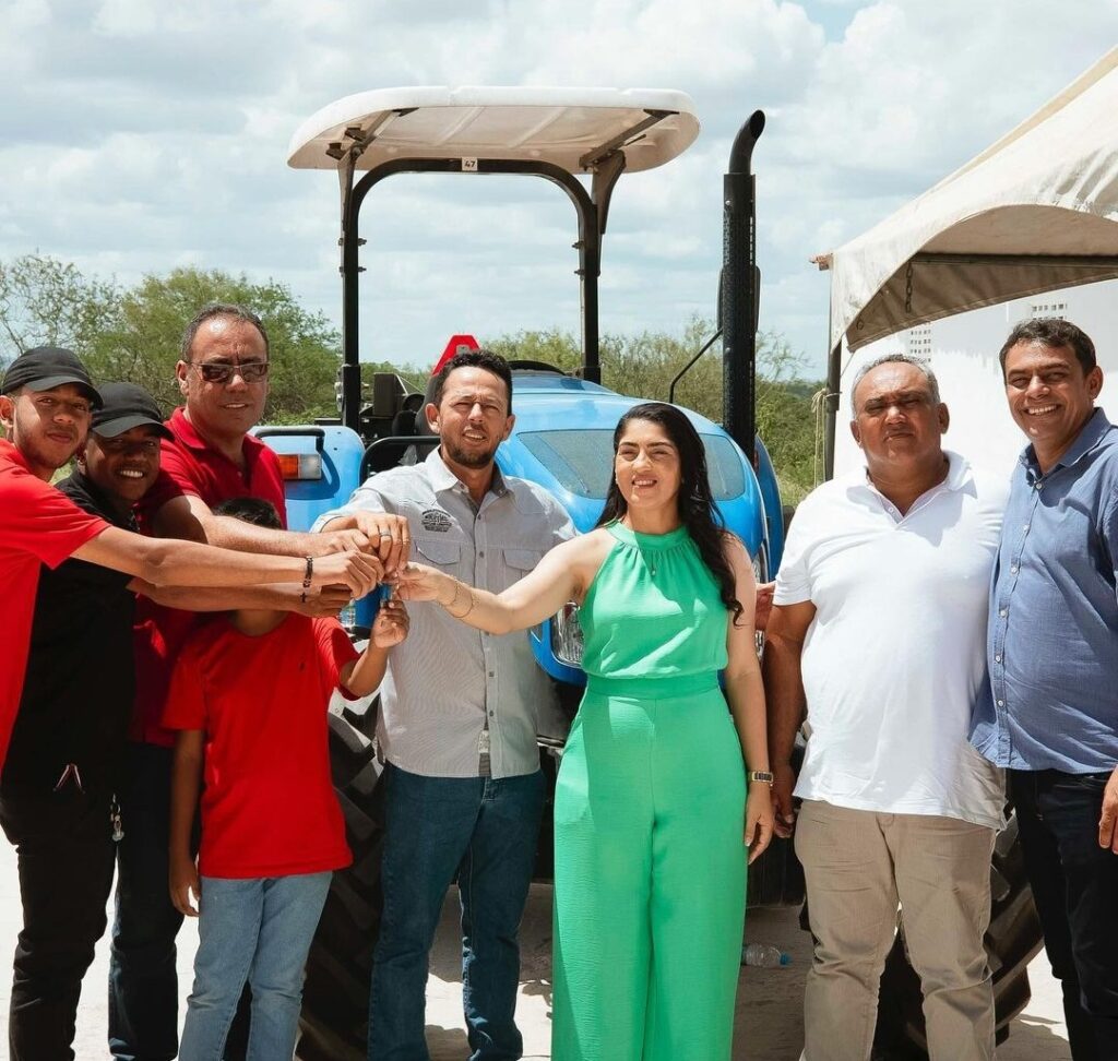 Ouro Branco: prefeita Denyse Siqueira realiza entrega de tratores em sítios da região