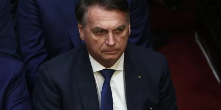“Por ventura, dormir na embaixada, conversar com embaixador, tem algum crime nisso?”, indaga Bolsonaro a jornalistas