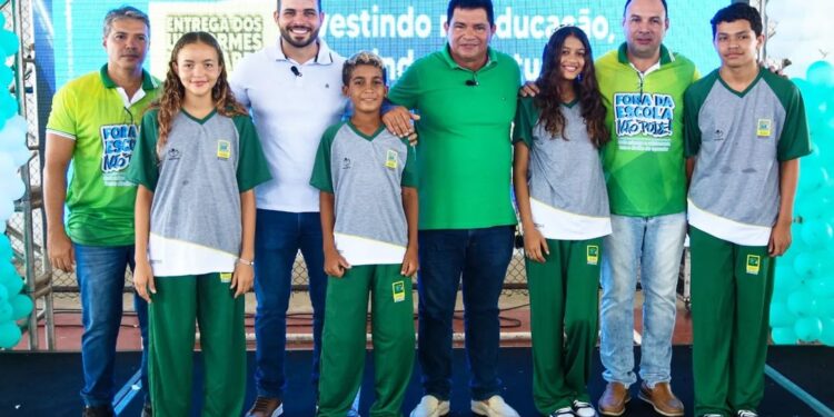 Prefeito de Porto Real do Colégio participa de mais uma etapa da entrega dos uniformes escolares
