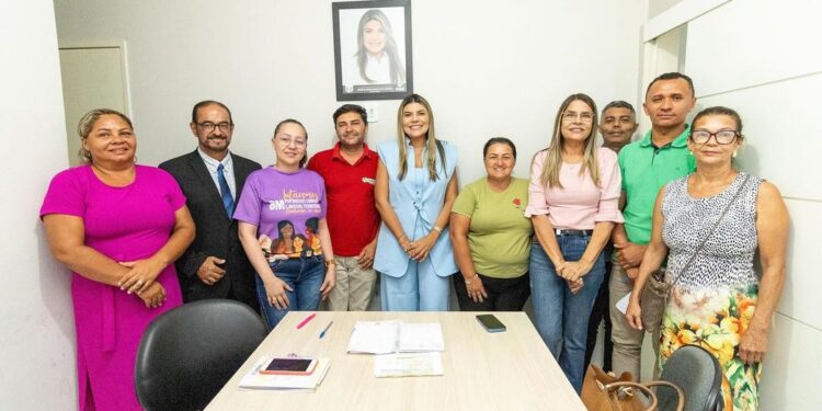 Senador Rui Palmeira: prefeita anuncia aumento salarial para todos os funcionários da Educação