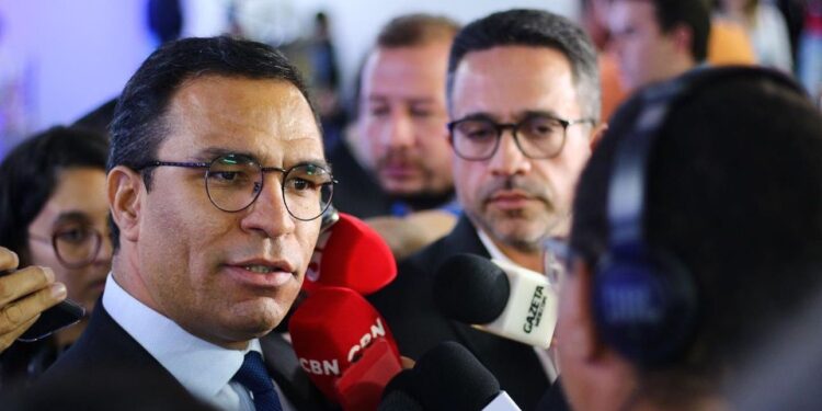 Em novo estilo, Vitor Pereira assume PSB em Alagoas: o que vem por aí?