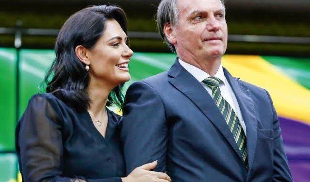 Michelle e Bolsonaro pedem reparação de R$20 mil por fake news de Lula sobre móveis