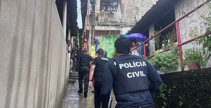 Casal de alagoanos comandava, de Goiás, tráfico no Jacintinho; operações cumprem 70 mandados