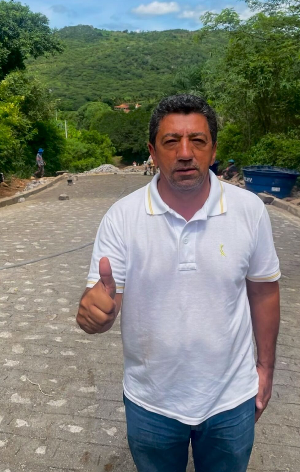 Água Branca: prefeito Zé Carlos visita obra de pavimentação que liga povoado ao Centro da cidade