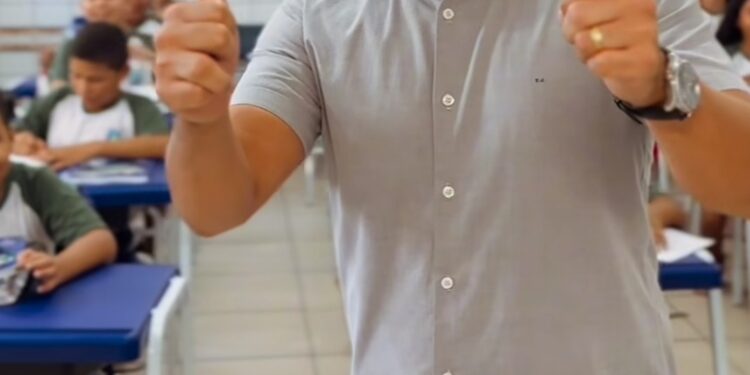 Jequiá da Praia: prefeito Felipe Jatobá participa da entrega de nova mobília em escolas da cidade