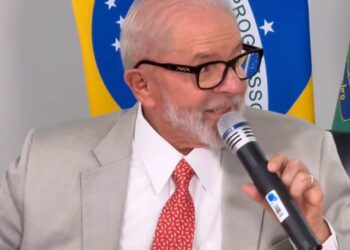 Presidente Lula usa gravata em homenagem ao cachorro que morreu em voo da Gol