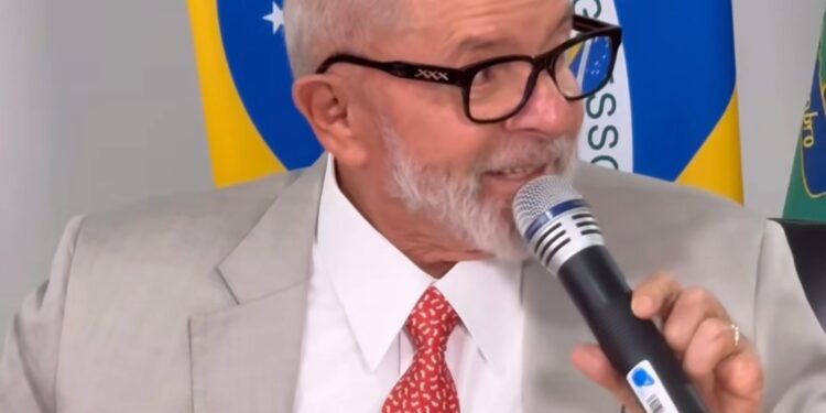 Presidente Lula usa gravata em homenagem ao cachorro que morreu em voo da Gol