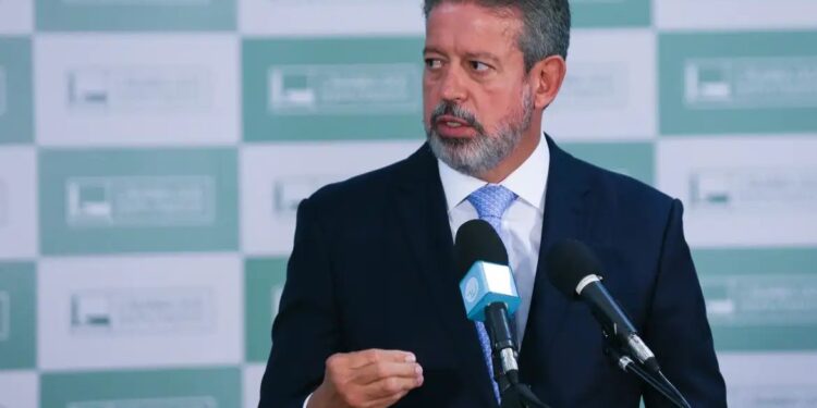 Arthur Lira anuncia grupo para propor nova versão do PL das Fake News